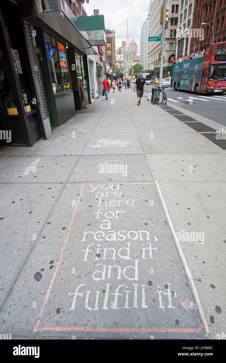 Eine inspirierende Botschaft mit Kreide geschrieben auf dem Bürgersteig am Broadway und Astor PLace in Greenwich Village, New York City. Stockfoto