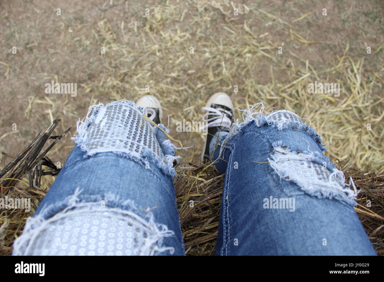 Sich selbst und Rock aus Ihren eigenen Stil! Glitzernd blauen Jeans zerrissen; p Stockfoto