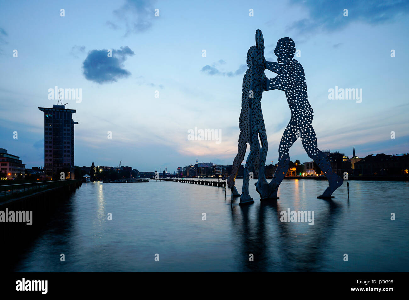 Dämmerung der Molecule Man Skulptur auf der Spree in Berlin, Deutschland Stockfoto