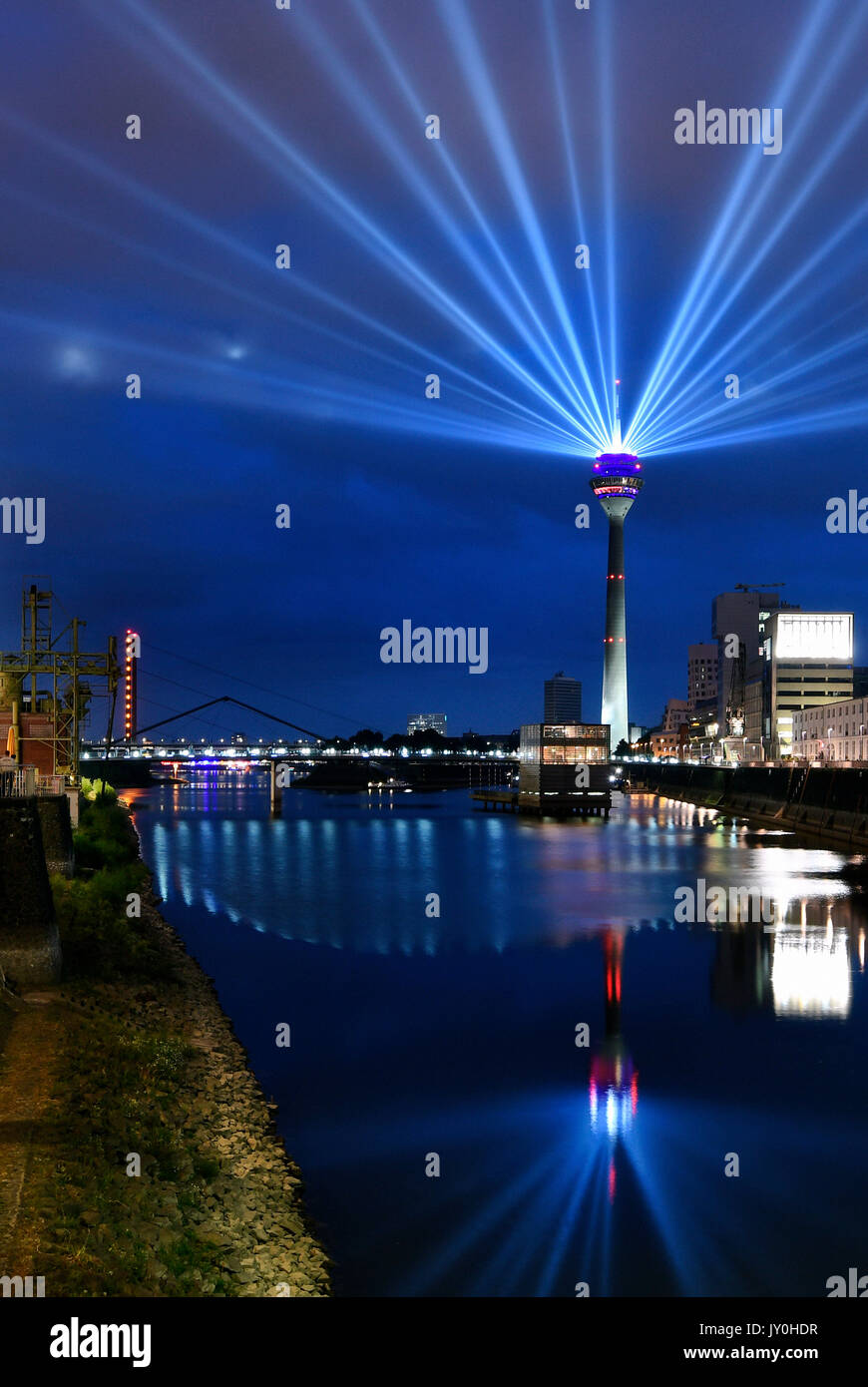 Licht Installation rheinkomet durch Licht Künstler Klaus gendrung auf dem Fernsehturm in Düsseldorf. Stockfoto