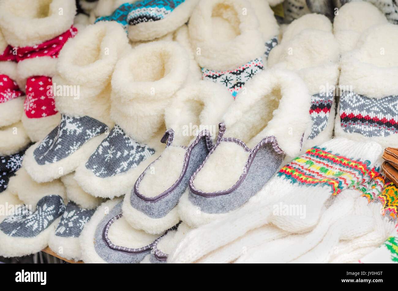 Handgefertigte warme gestrickte Schuhe und Socken auf dem Markt Stockfoto