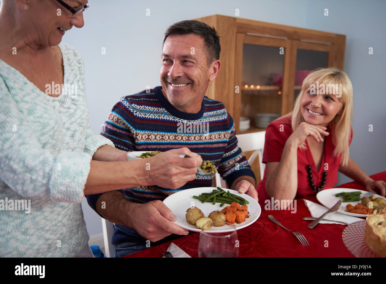 Weihnachten Abendessen durch die älteste Frau in der Familie serviert. Stockfoto