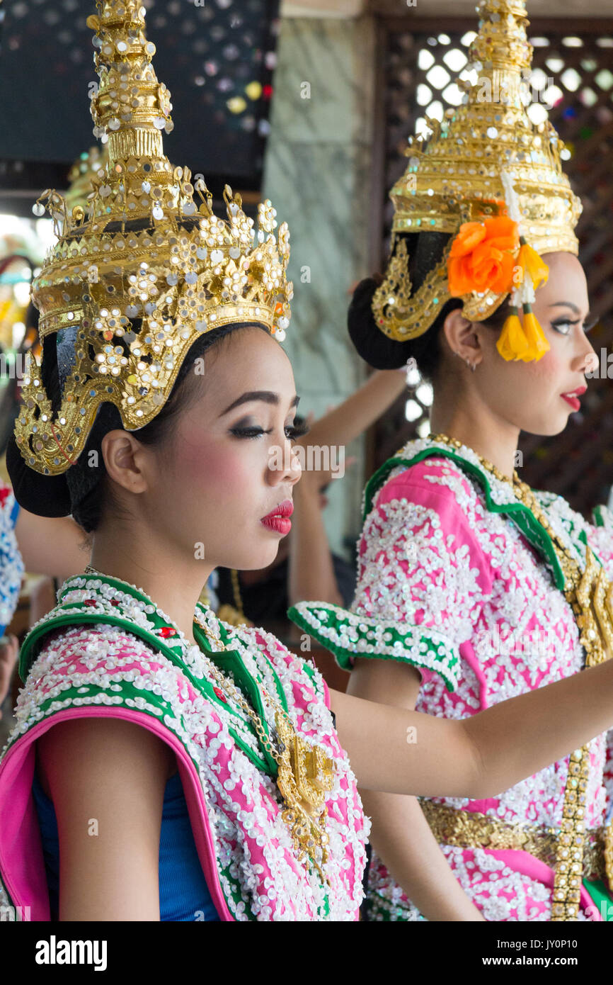 Thai Tänzer am Erawan Schrein, Ratchaprasong, Bangkok, Thailand Stockfoto