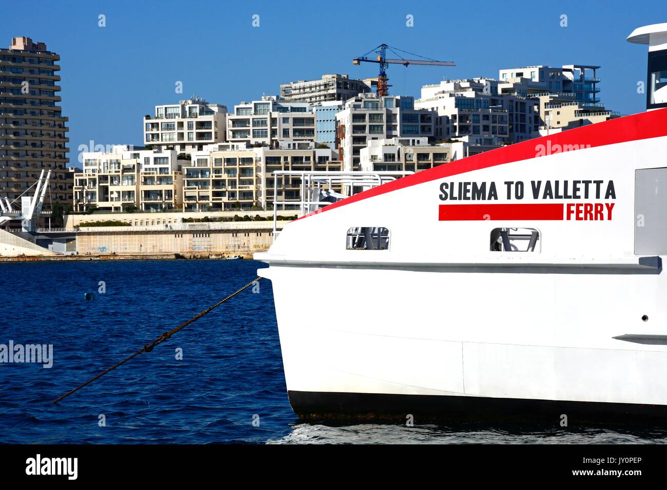 Bug des Sliema nach Valletta Fähre mit waterfront Gebäude an der Rückseite, Valletta, Malta, Europa. Stockfoto