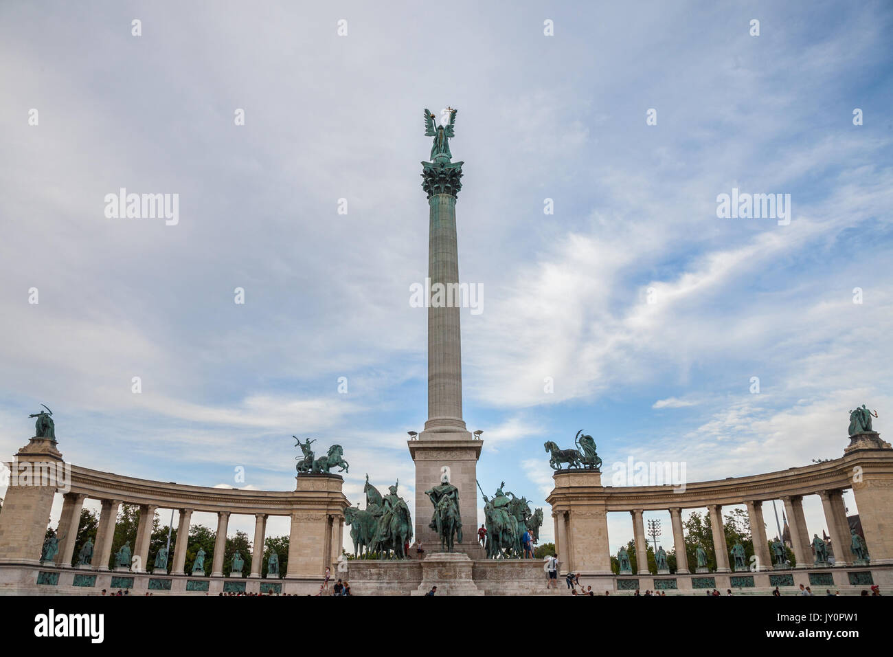 BUDAPEST, Ungarn - 12. AUGUST 2017: Heldenplatz (Hosok Tere) in Budapest, Ungarn, bei Sonnenuntergang, mit Touristen vor Hosok tere (Englisch: Heroes' Stockfoto