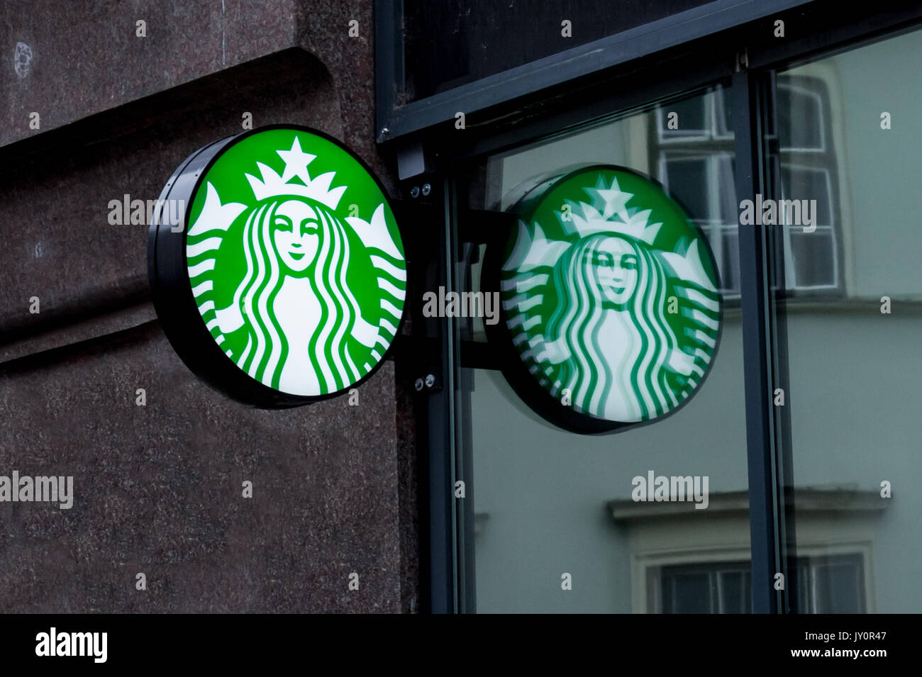 BUDAPEST, Ungarn - 11. AUGUST 2017: Starbucks Logo vor einem Starbucks-café in der Innenstadt von Budapest, die Hauptstadt Ungarns Pictu Stockfoto