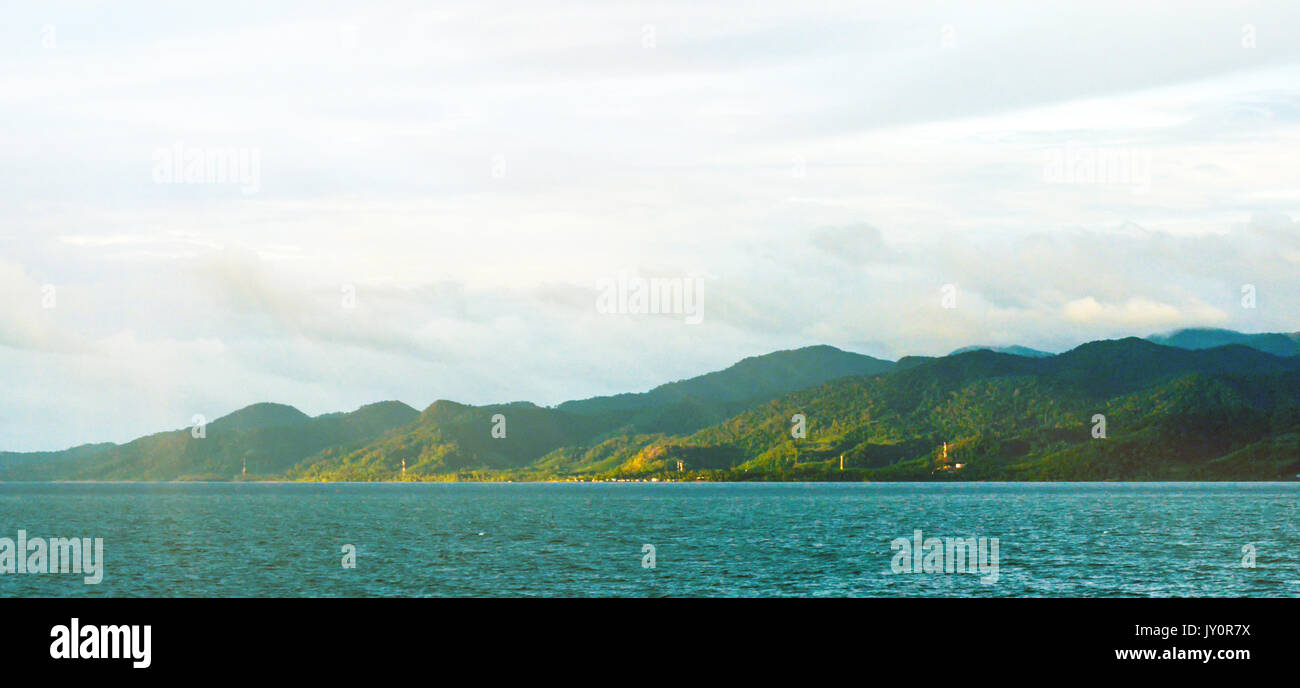 Natur Landschaft Küste am Morgen mit der Sonne Licht. das schöne Meer und Insel mit Himmel Hintergrund. Tropische Insel im Meer Stockfoto
