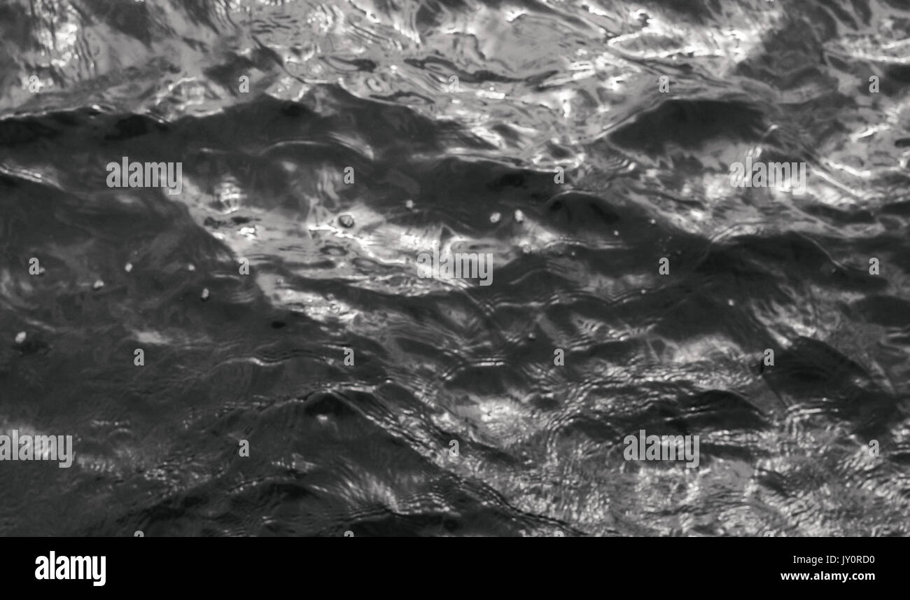 Abstrakte Schwarze und Weiße sea wave Textur. Ocean Wave Textur. Schwarz und Weiß Wasser Oberfläche Stockfoto
