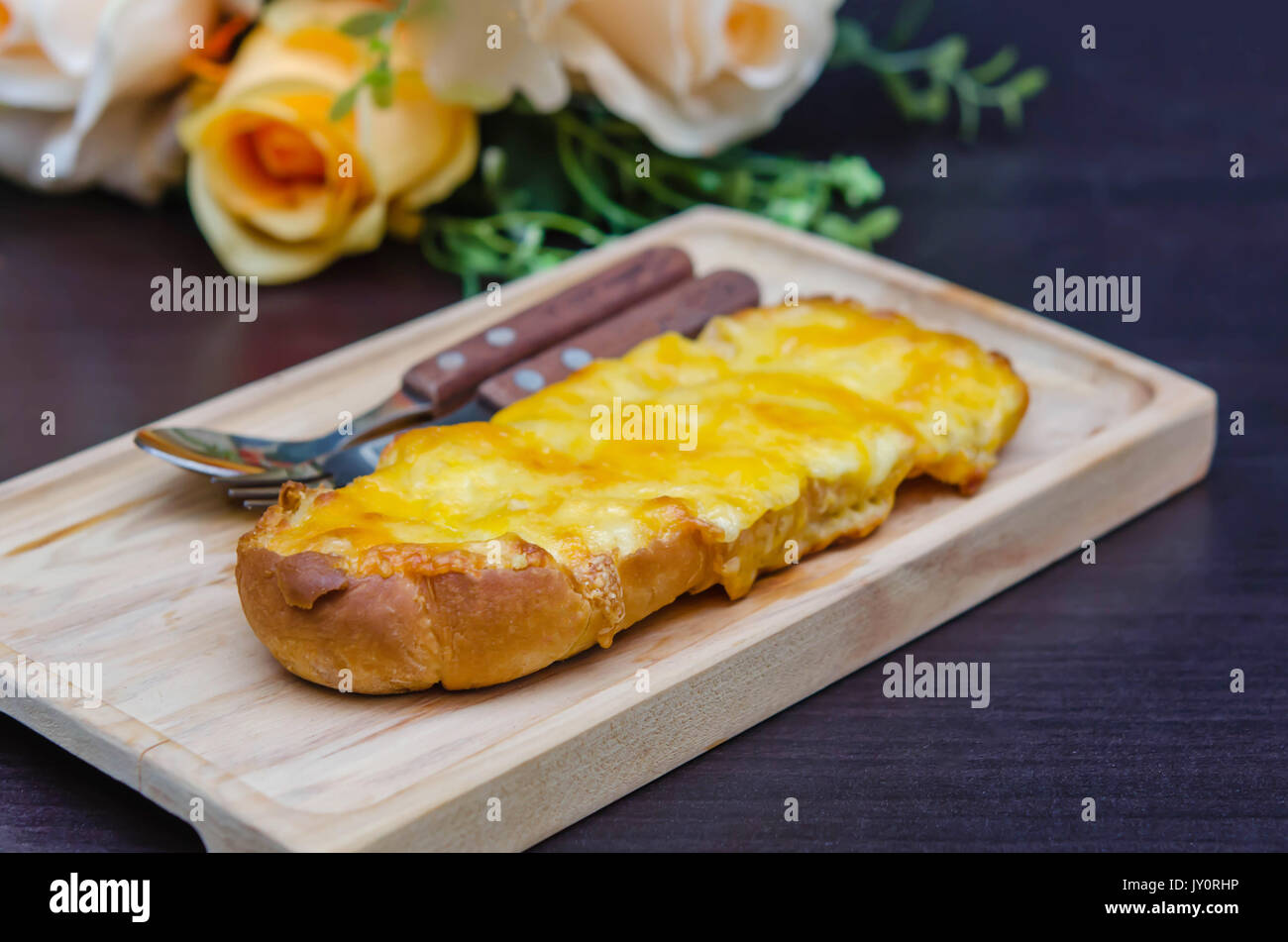 geröstetes hausgemachtes Knoblauchbrot, geschmolzenem Cheddar und Mozzarella, garniert mit Parmesan-Käse Stockfoto