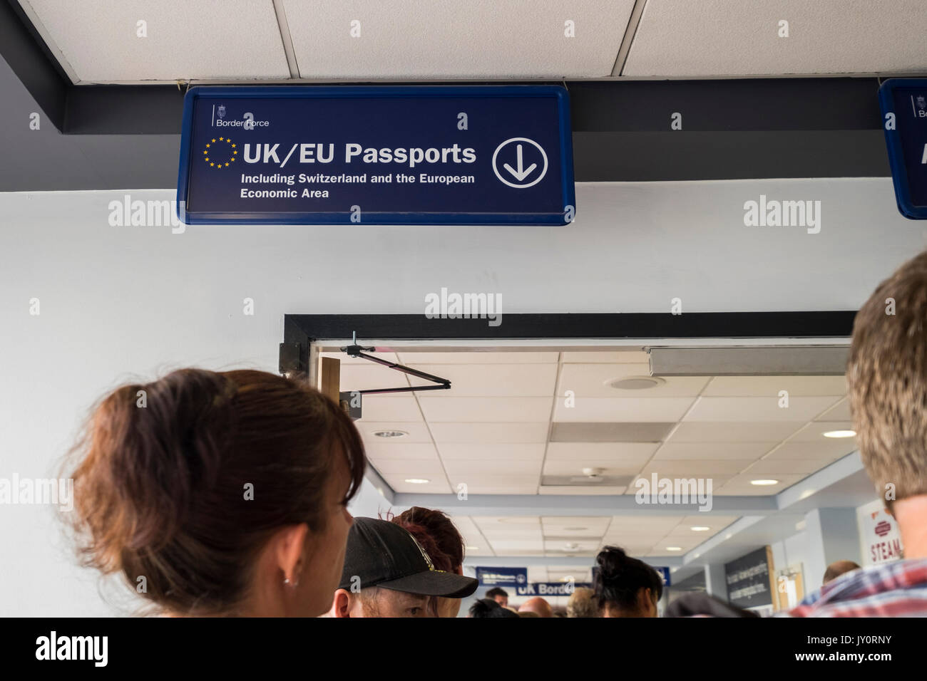 Passagiere Schlange durch die Passkontrolle am Flughafen Leeds Bradford, Yorkshire, England, Großbritannien Stockfoto