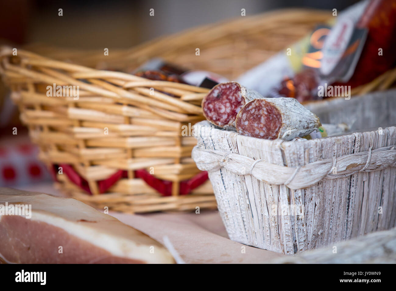 Traditionelle Salami im Korb auf dem Markt zu verkaufen Stockfotografie -  Alamy
