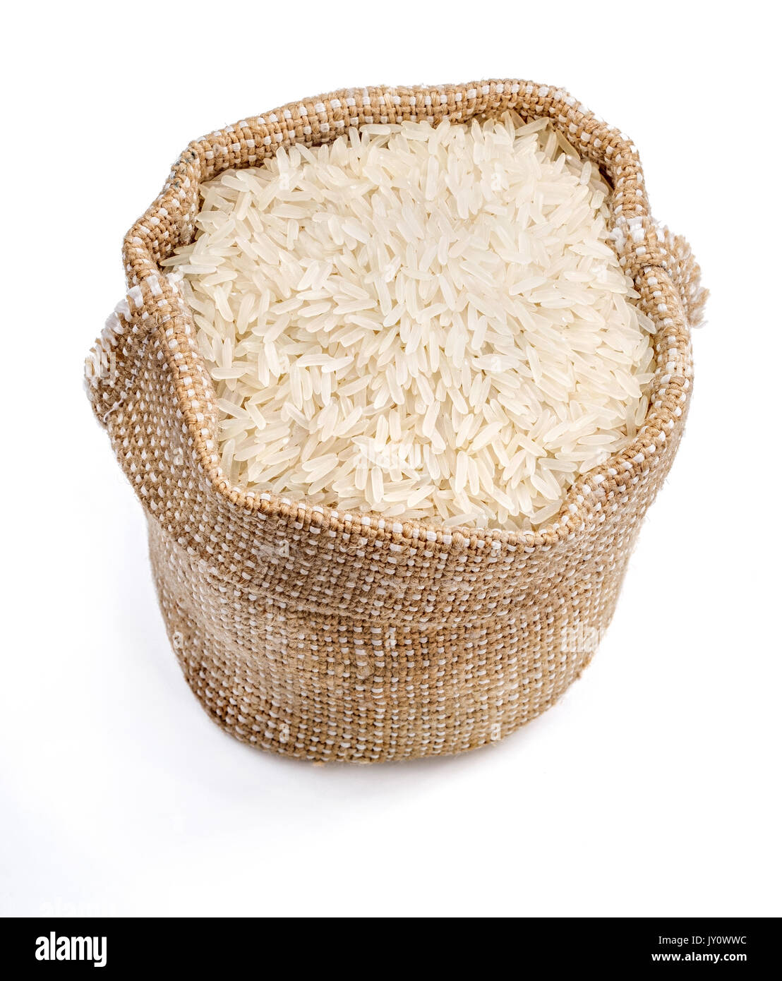 Sackleinen Sack gefüllt parboiled Reis auf weißem Hintergrund. Gesundes Essen. Nahaufnahme, Ansicht von oben, hohe Auflösung Produkt Stockfoto