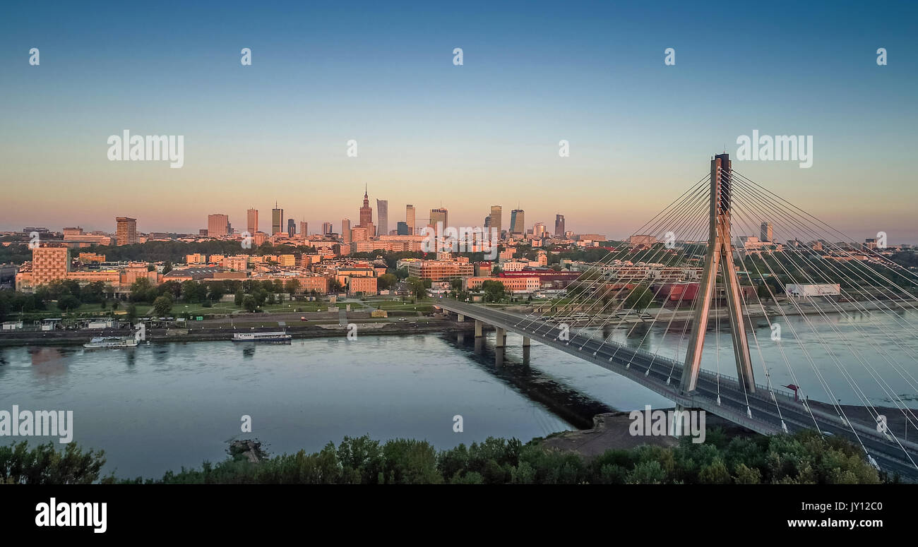 Panorama von Warschau bei Sonnenaufgang Stockfoto