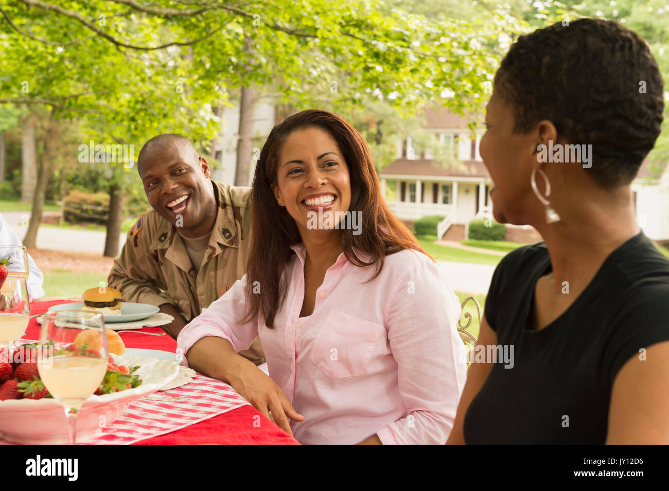 Afrikanische amerikanische Männer und Frauen im Picnic lachen Stockfoto