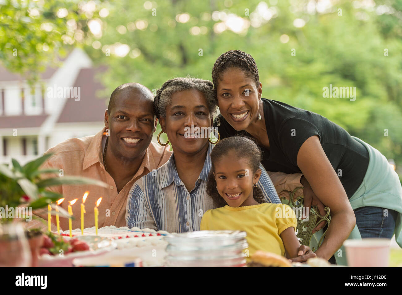 Portrait von lächelnden multi-Generation, Familie feiern mit Kuchen Stockfoto