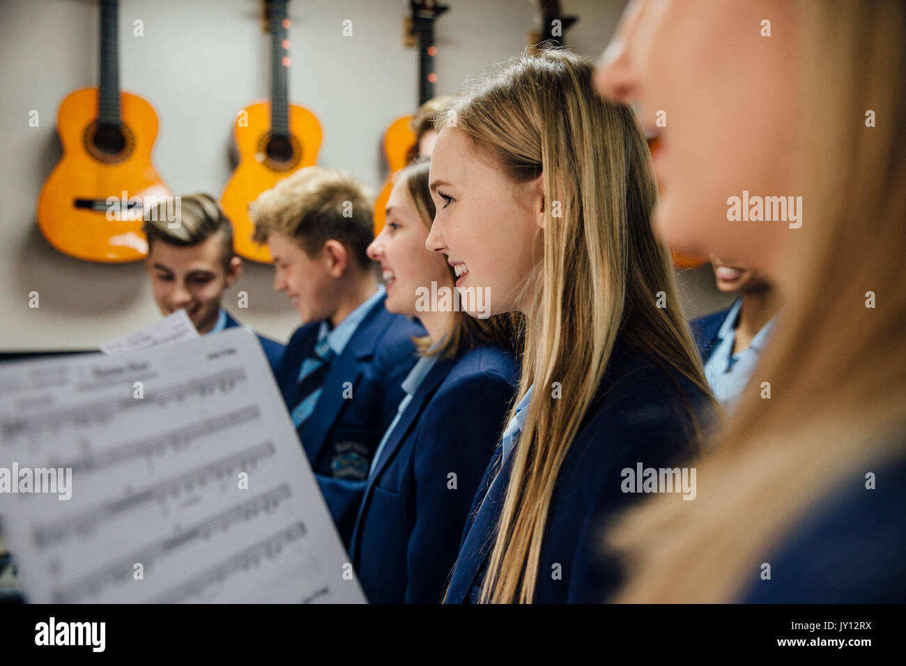 Nahaufnahme von Chor Studenten in ihren Musikunterricht in der Schule singen. Stockfoto