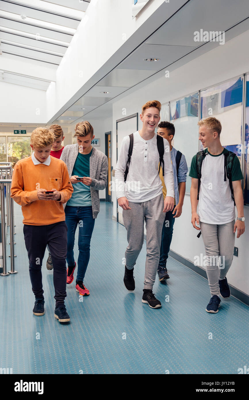 Sind eine Gruppe von Jungen im Teenageralter gemeinsam zu Fuß zur nächsten Schule Lektion. Sie reden und lachen, wie sie gehen und einige der Kursteilnehmer werden mit Stockfoto