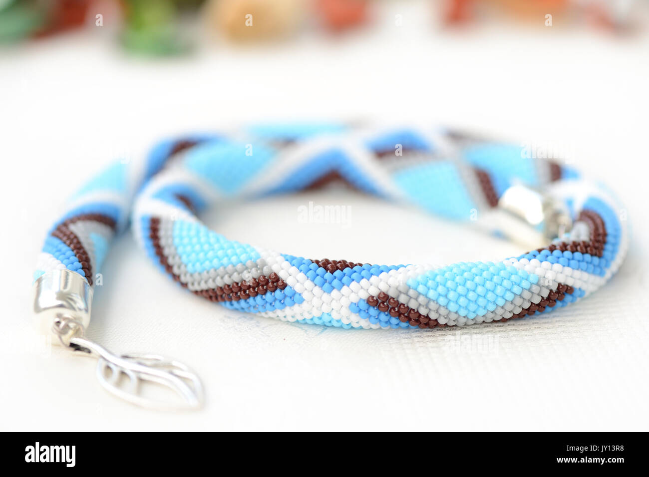 Blaue Perlen häkeln Halskette mit geometrischen Muster Stockfotografie -  Alamy