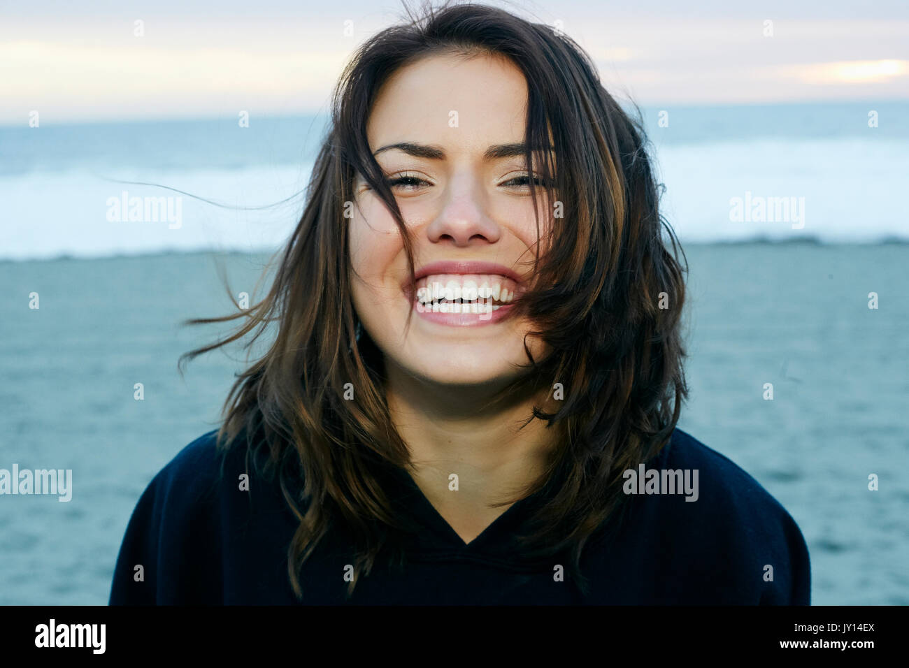 Portrait von Lachen kaukasische Frau am Strand Stockfoto