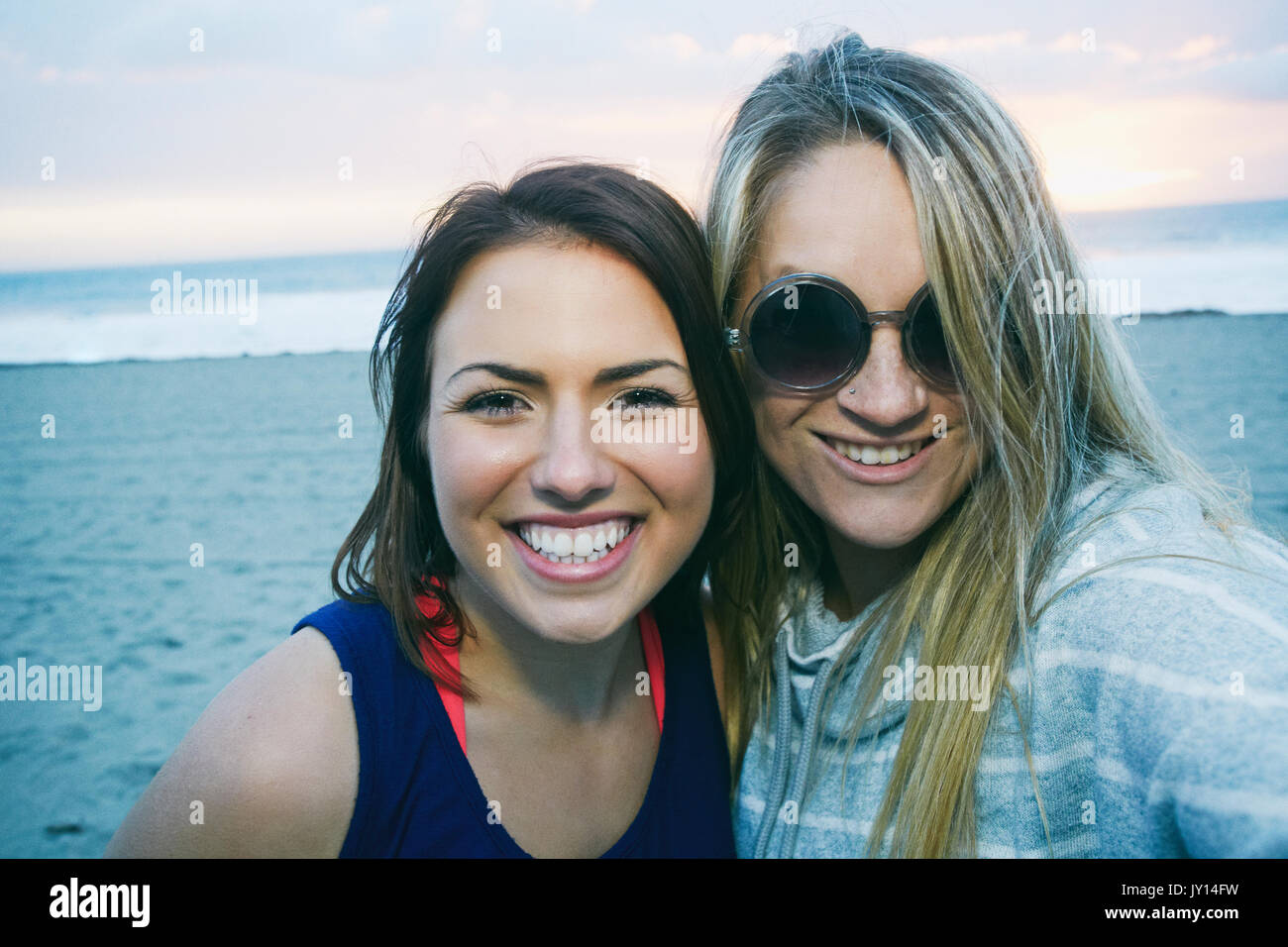 Portrait von lächelnden kaukasischen Frauen am Strand Stockfoto