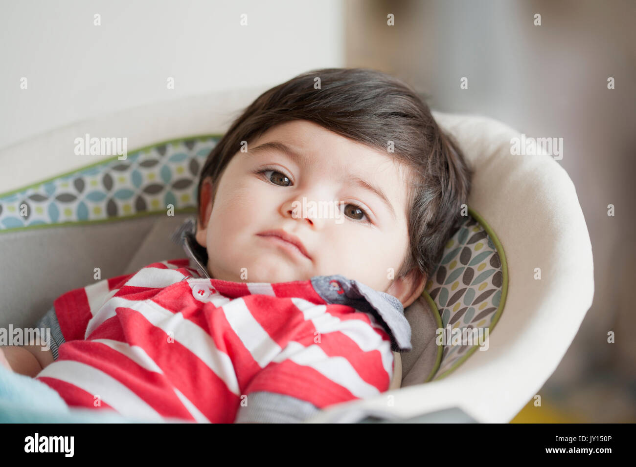 Hispanic Baby in Wiege Stockfoto