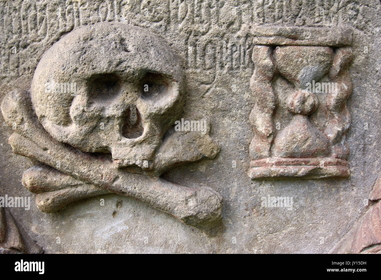 Totenkopf und Sanduhr - das Symbol der Vergänglichkeit des menschlichen Lebens Stockfoto