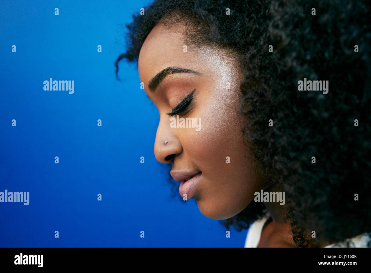 Profil von nachdenklich Schwarze Frau Stockfoto