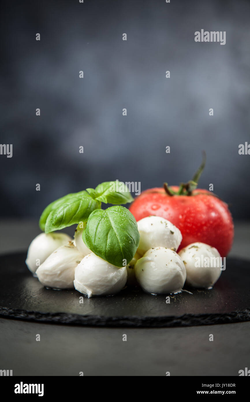 Mozzarella kirschtomatensalat -Fotos und -Bildmaterial in hoher ...