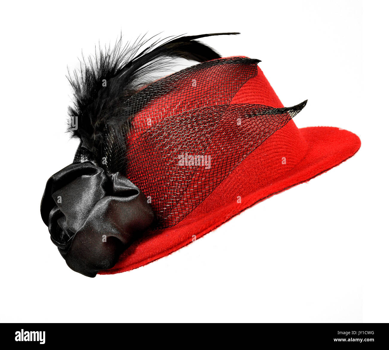 Die Vintage red lady Hut mit schwarzen Federn und Textilien isoliert auf Weiss - ein Karneval Kostüm Zubehör. Stockfoto