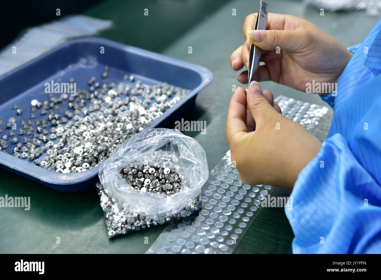 In der Nähe der Hände des Arbeitnehmers Umgang mit kleinen Details Stockfoto