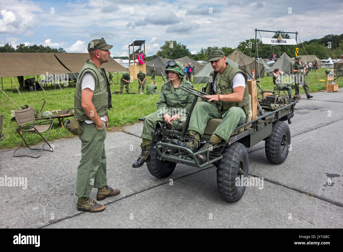 M274 Mechanische Maultier und Reenactors in US-Soldat Outfits im militärischen Bereich Lager während des Vietnam-Krieges reenactment an militaria Messe Stockfoto
