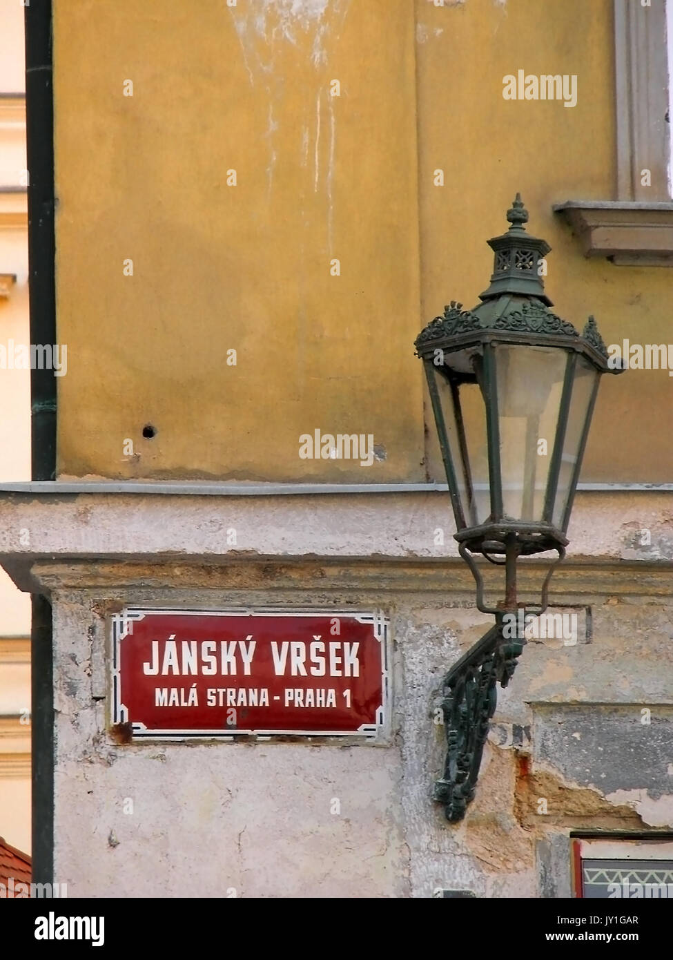 Straßenschild und Lampe, Ecke Vlašská und Jánský vršek, Malá Strana, Prag, Tschechische Republik Stockfoto