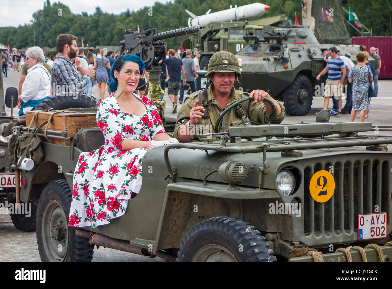 Reenactors gekleidet, wie WW2 US-Soldat und Frau im 40er Jahre Kleid posiert im zweiten Weltkrieg militärische Willys MB Jeep während des Zweiten Weltkriegs militaria Messe Stockfoto