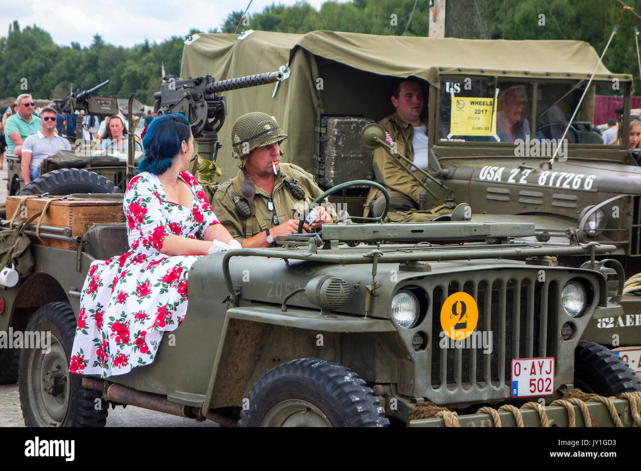 Reenactors gekleidet, wie WW2 US-Soldat und Frau im 40er Jahre Kleid posiert im zweiten Weltkrieg militärische Willys MB Jeep während des Zweiten Weltkriegs militaria Messe Stockfoto