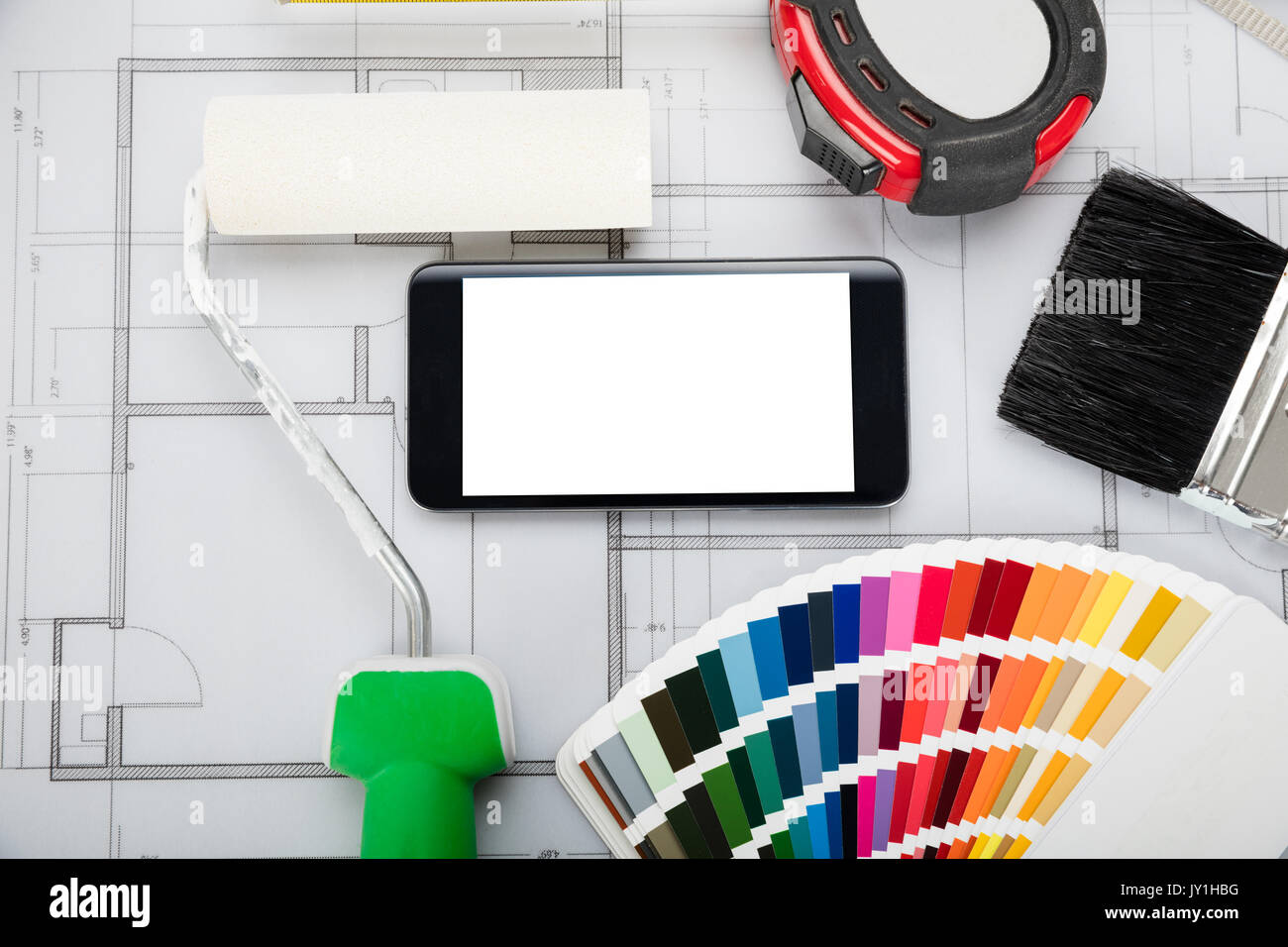 Handy zeigt leeren Bildschirm auf Blueprint und anderen Materialien auf Schreibtisch Stockfoto