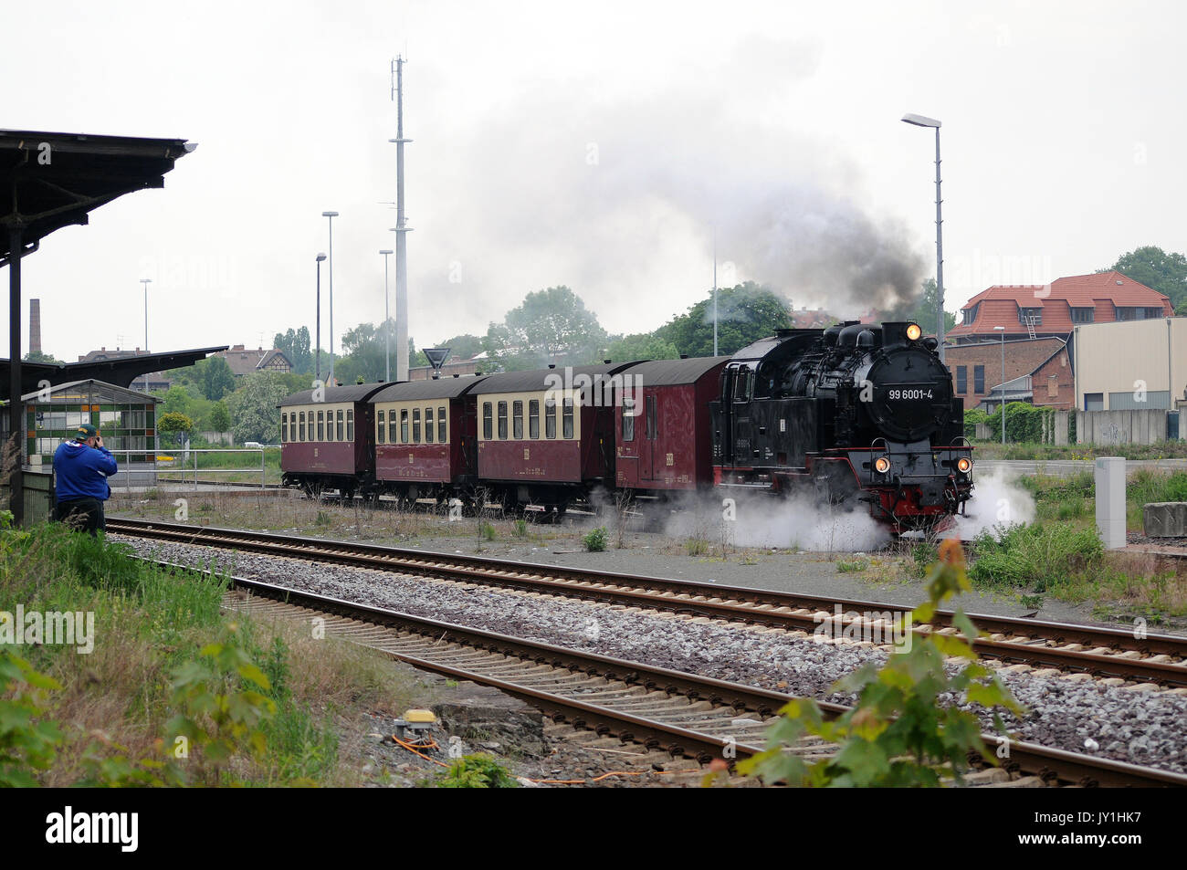 99 6001-4 Abfahrt Quedlinburg mit dem letzten Zug des Tages zu Gernrode bei 19:40. Harzer Schmalspurbahnen. Stockfoto