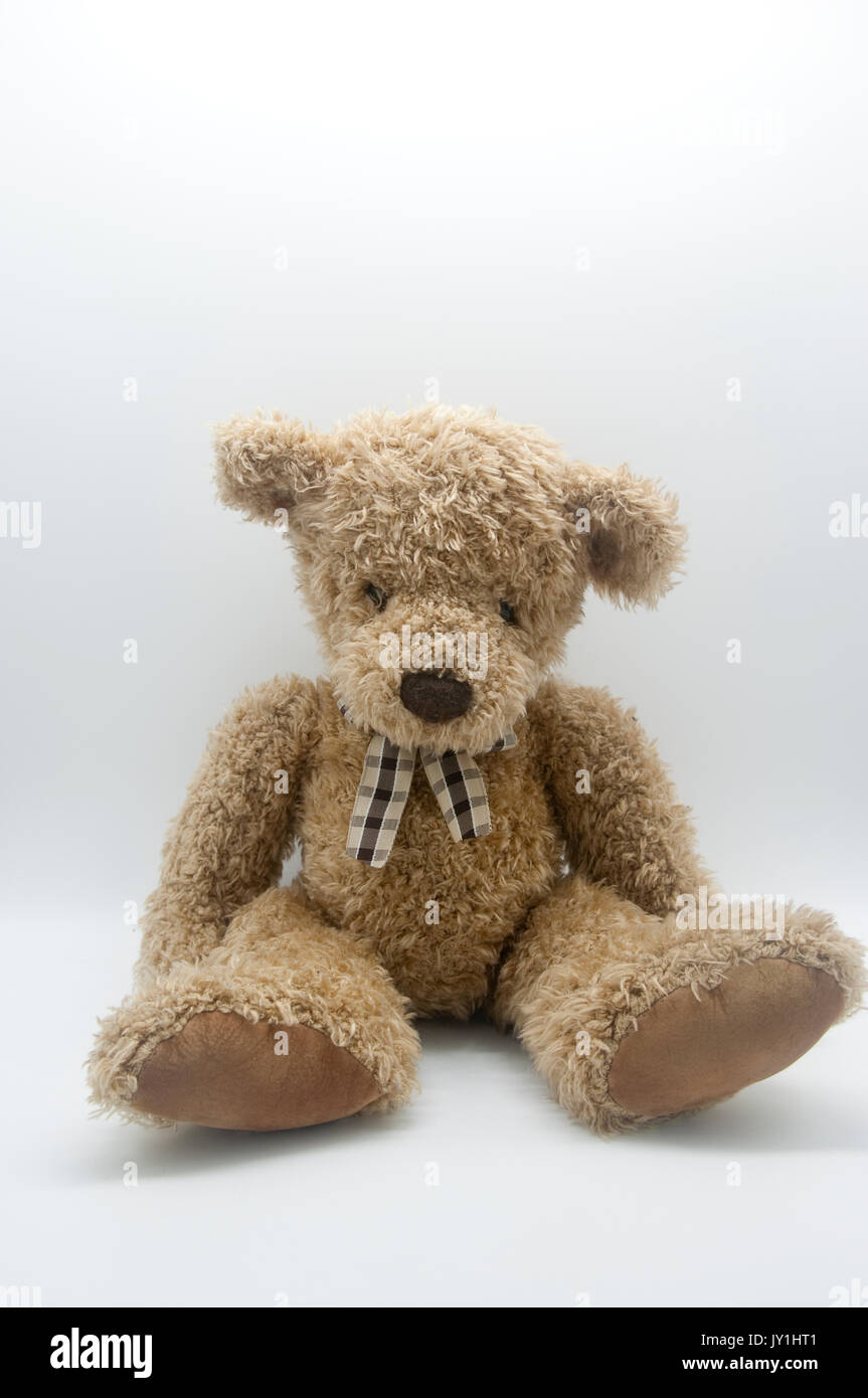 Klassischen Stil Teddy Bär sitzend mit einem weißen Hintergrund, Porträt Stil. Stockfoto