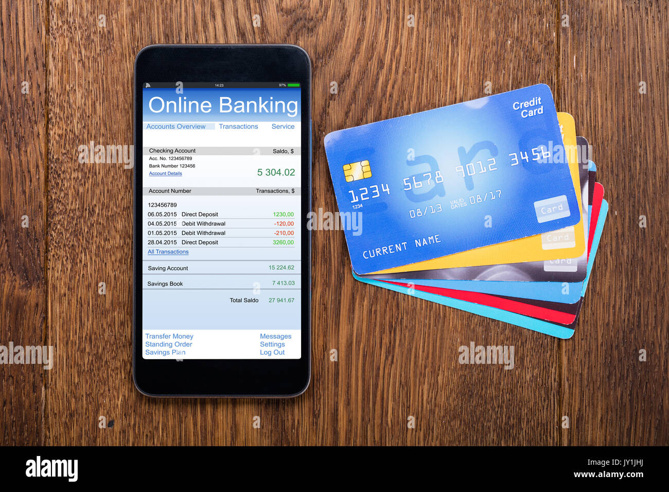 Hohe Betrachtungswinkel von Mobilephone Übersicht Online Banking mit Kreditkarte auf hölzernen Schreibtisch Stockfoto