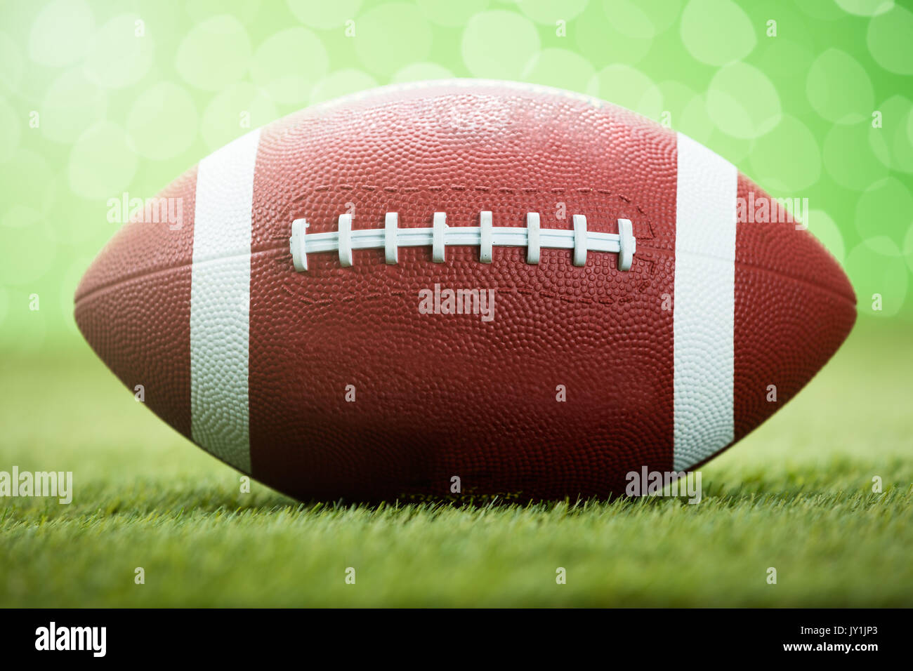 In der Nähe von Rugby Ball auf der Wiese Stockfoto