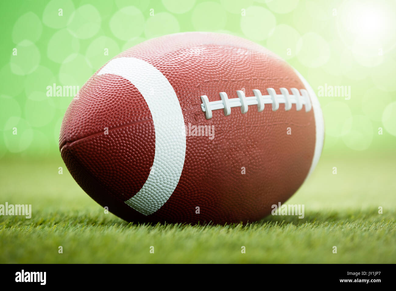 In der Nähe von Rugby Ball auf der Wiese Stockfoto