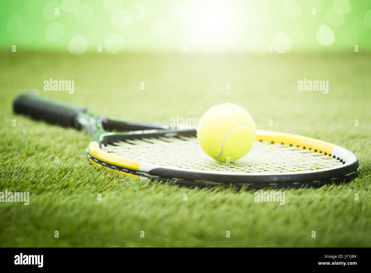 Nahaufnahme der Tennisschläger mit grüner Ball auf Gras Stockfoto