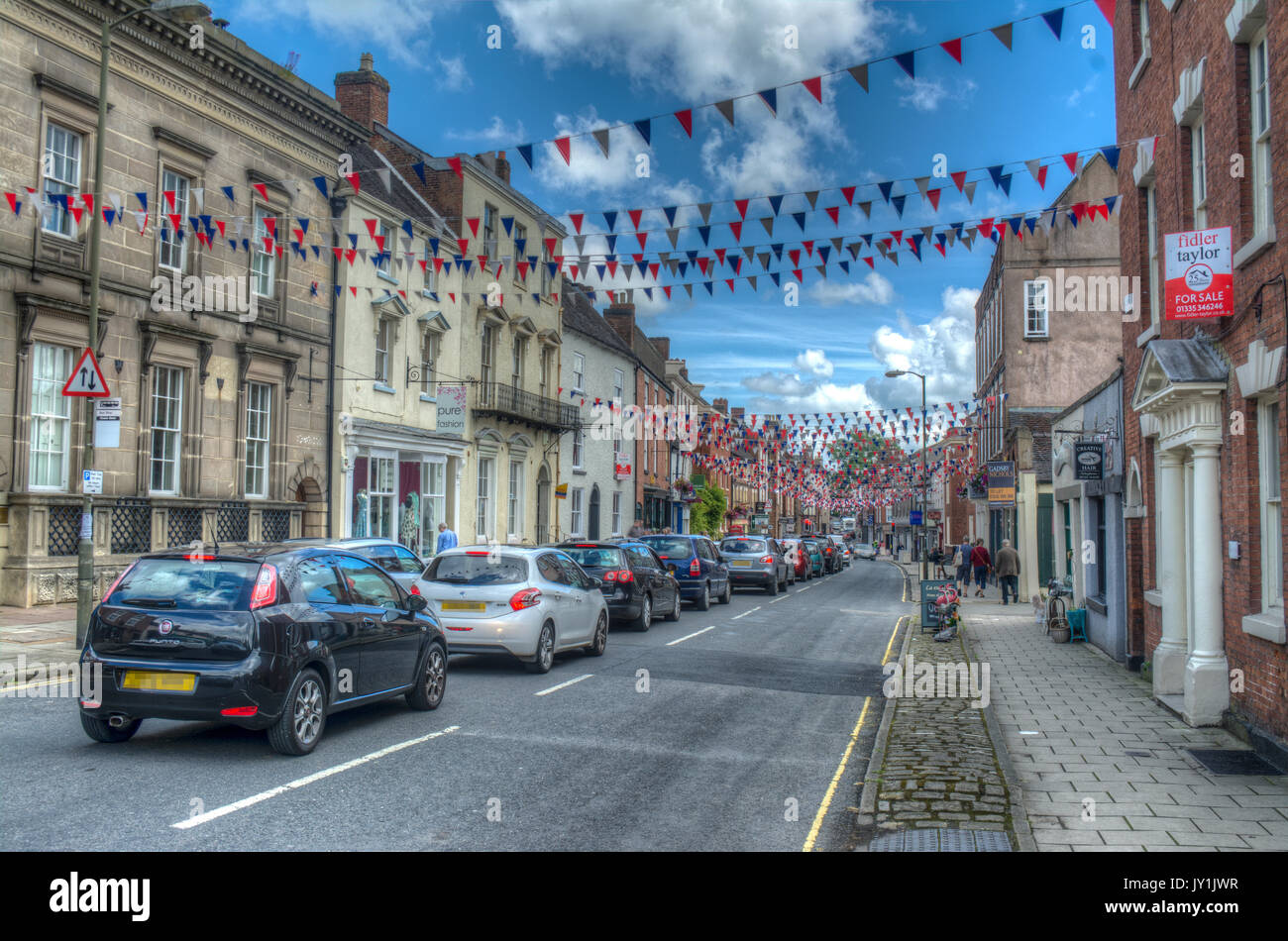 HDR-Bild von Bunting über die Church Street in Ashbourne, Derbyshire, England, UK, Europa hängenden Stockfoto