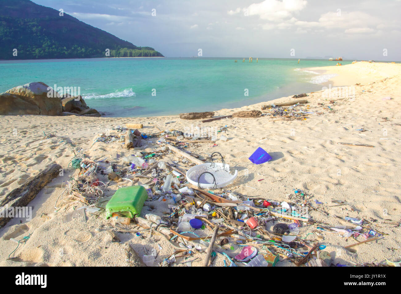 Viel Trödel auf den Strand und das herrliche Meer Himmel Stockfoto