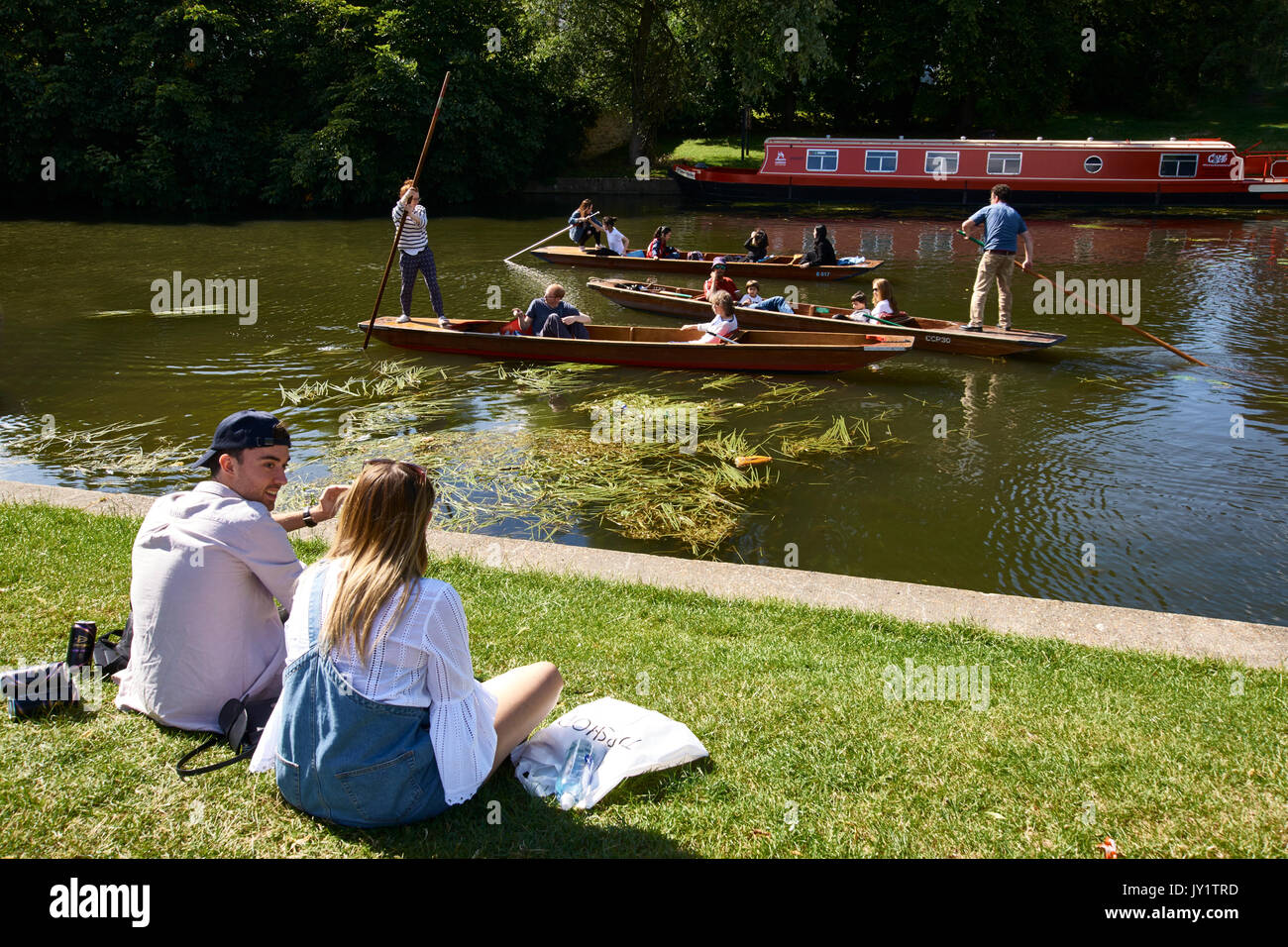 Paar sitzt auf der bank. Stocherkähne und Haus Boot auf dem Fluss. Stockfoto