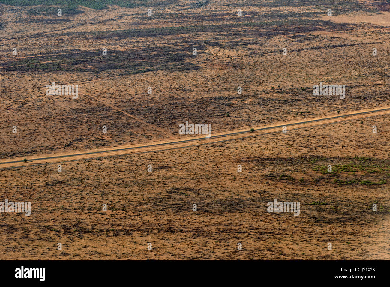 Landeanflug nach Windhoek, Aussicht auf Ackerland (mit geteerten Straße) durch ein Flugzeugfenster, Windhoek, Namibia Stockfoto