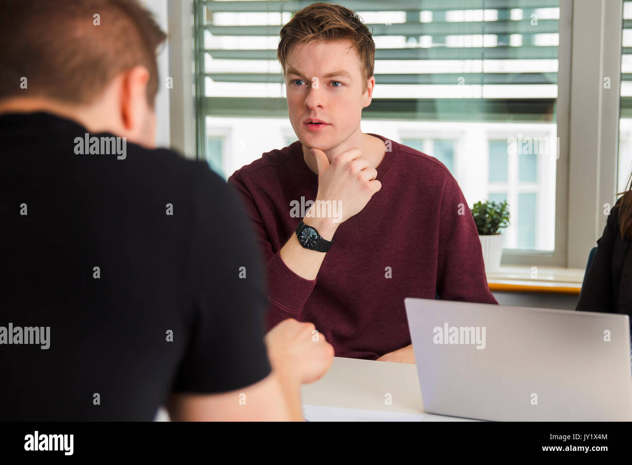 Geschäftsmann Kommunikation mit Kollegen am Schreibtisch Stockfoto