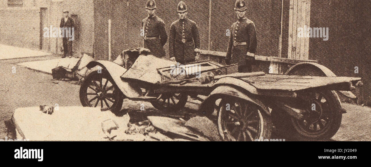 1926 Generalstreik - Polizei Wache vor einem vandalized Automodell Randalierer bei Pappel, London beschädigt Stockfoto
