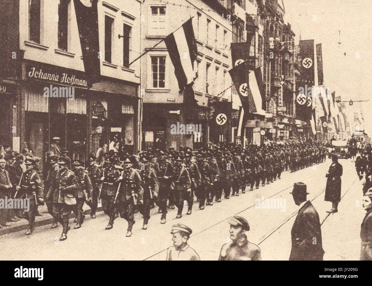 1934 britische Truppen aus dem East Lancashire Regiment März durch das Hakenkreuz geschmückten Straßen von Saarbruken als Teil einer internationalen Friedenstruppe in den Status Referendum der Saar Gebiet Stockfoto