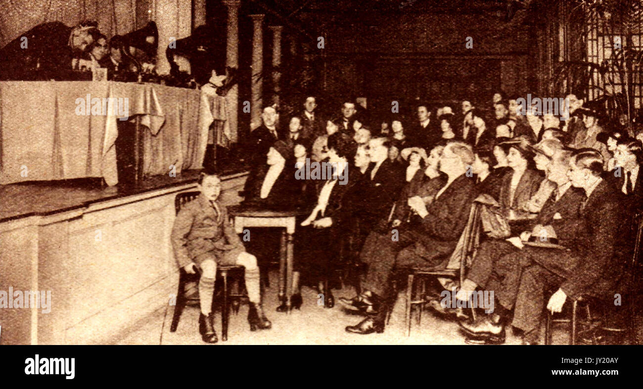 1935 eine Masse in England versammelt, um die Erste drahtlose Telefon Anruf aus Amerika zu hören Sendung der ganzen Welt durch Unterseekabel. Stockfoto