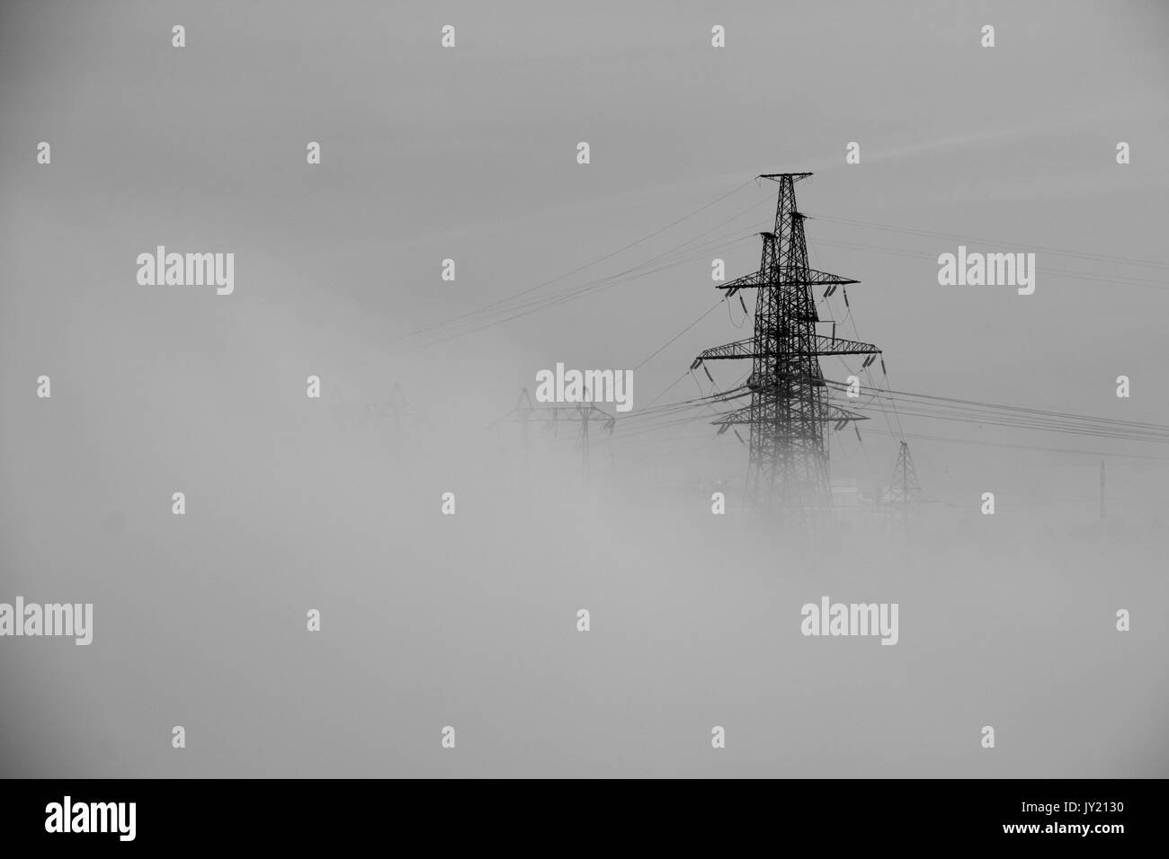 Die Drähte in den Nebel. Stockfoto